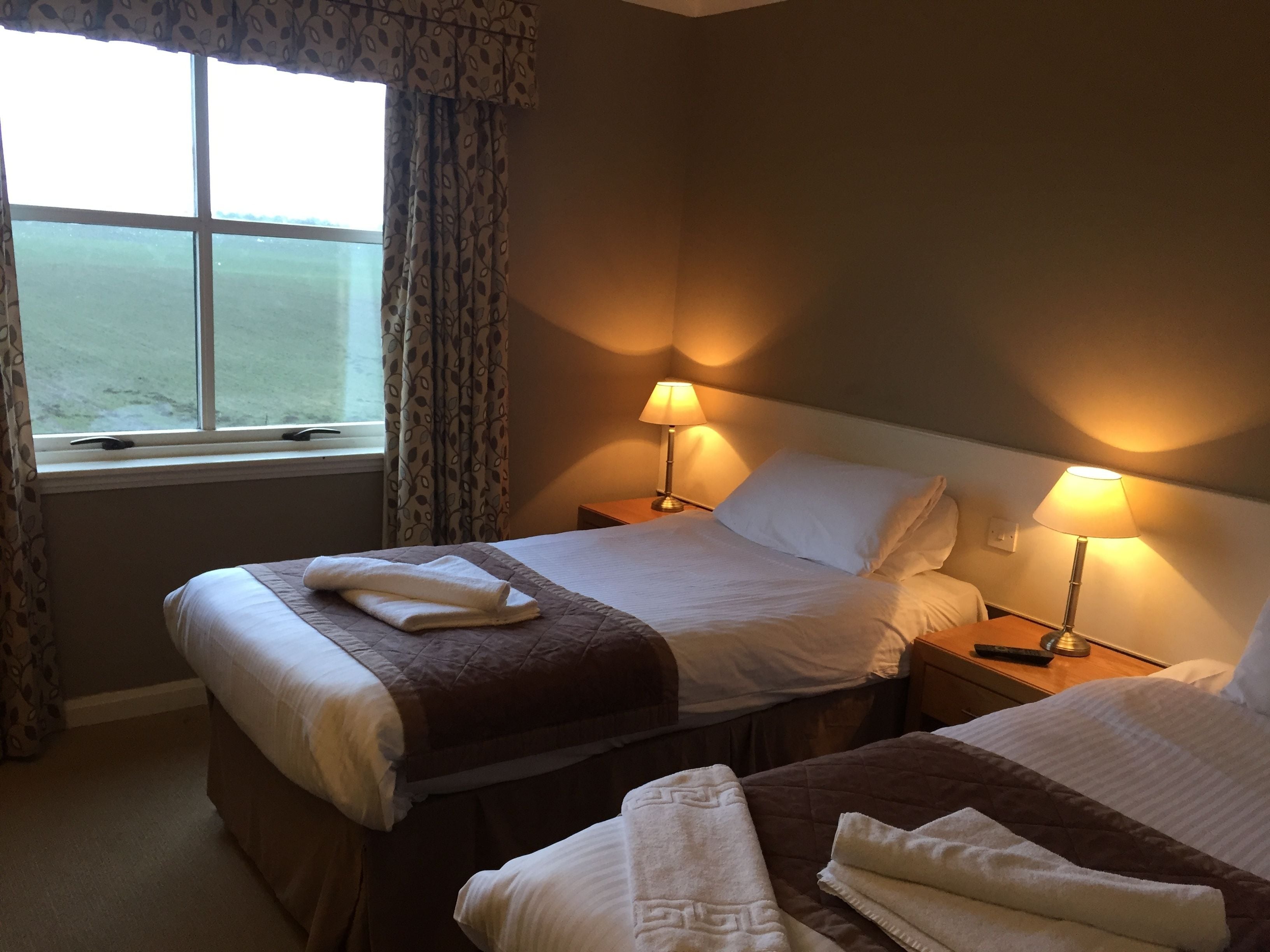 twin room | desk, iron/ironing board, free wifi, bed sheets