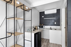 高级房 | 特色装修、特色家居、办公桌、笔记本电脑工作区