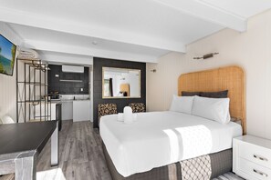 Individually decorated, individually furnished, desk, laptop workspace - Buderim Fiesta Motel (Tanawha)