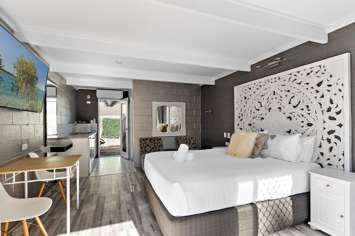 1 habitación, decoración personalizada, muebles diferentes y escritorio