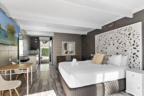 Individually decorated, individually furnished, desk, laptop workspace - Buderim Fiesta Motel (Tanawha)