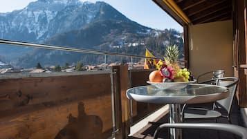 Panorama Twin kamer, uitzicht op bergen (with Jungfrau View) | Een kluis op de kamer, een bureau, verduisterende gordijnen, gratis wifi