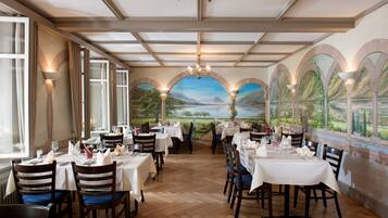 Petit déjeuner, déjeuner et dîner servis sur place, vue sur le jardin