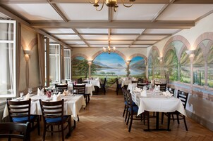 Serviço de café da manhã, culinária regional, vistas para o jardim