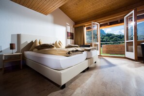 Panorama Triple Room with Jungfrau View | In-room safe, desk, blackout curtains, free WiFi - Jungfrau Hotel (Wilderswil)