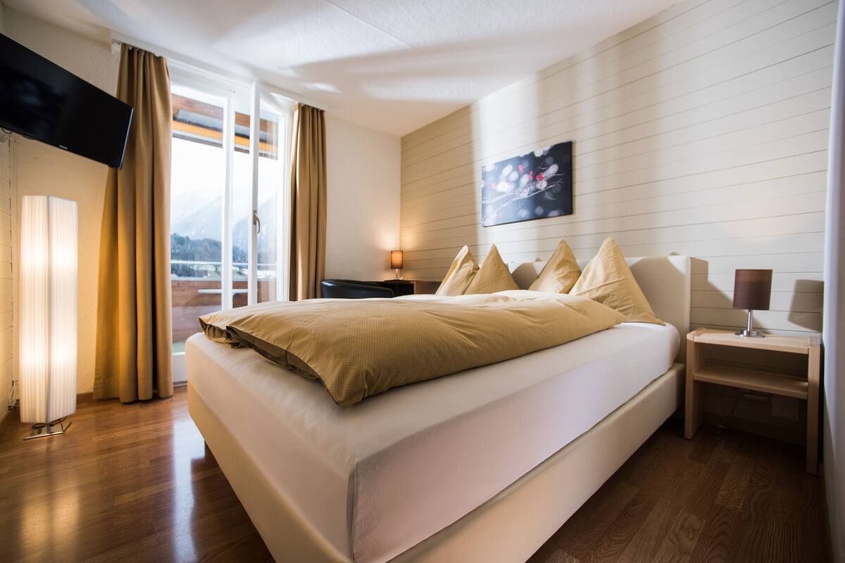 Quarto casal econômico, 1 cama de casal, vista para a montanha (with Jungfrau View) | Cofres nos quartos, escrivaninha, cortinas blackout, Wi-Fi de cortesia