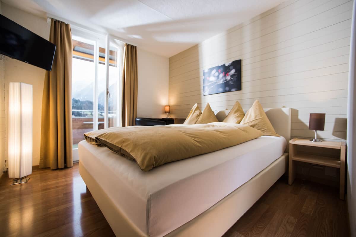 Economy tweepersoonskamer, 1 tweepersoonsbed, uitzicht op bergen (with Jungfrau View) | 1 slaapkamer, een kluis op de kamer, een bureau