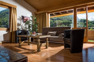 Apartamento família (with Jungfrau View) | Área de estar | TV 32 polegadas com canais digitais