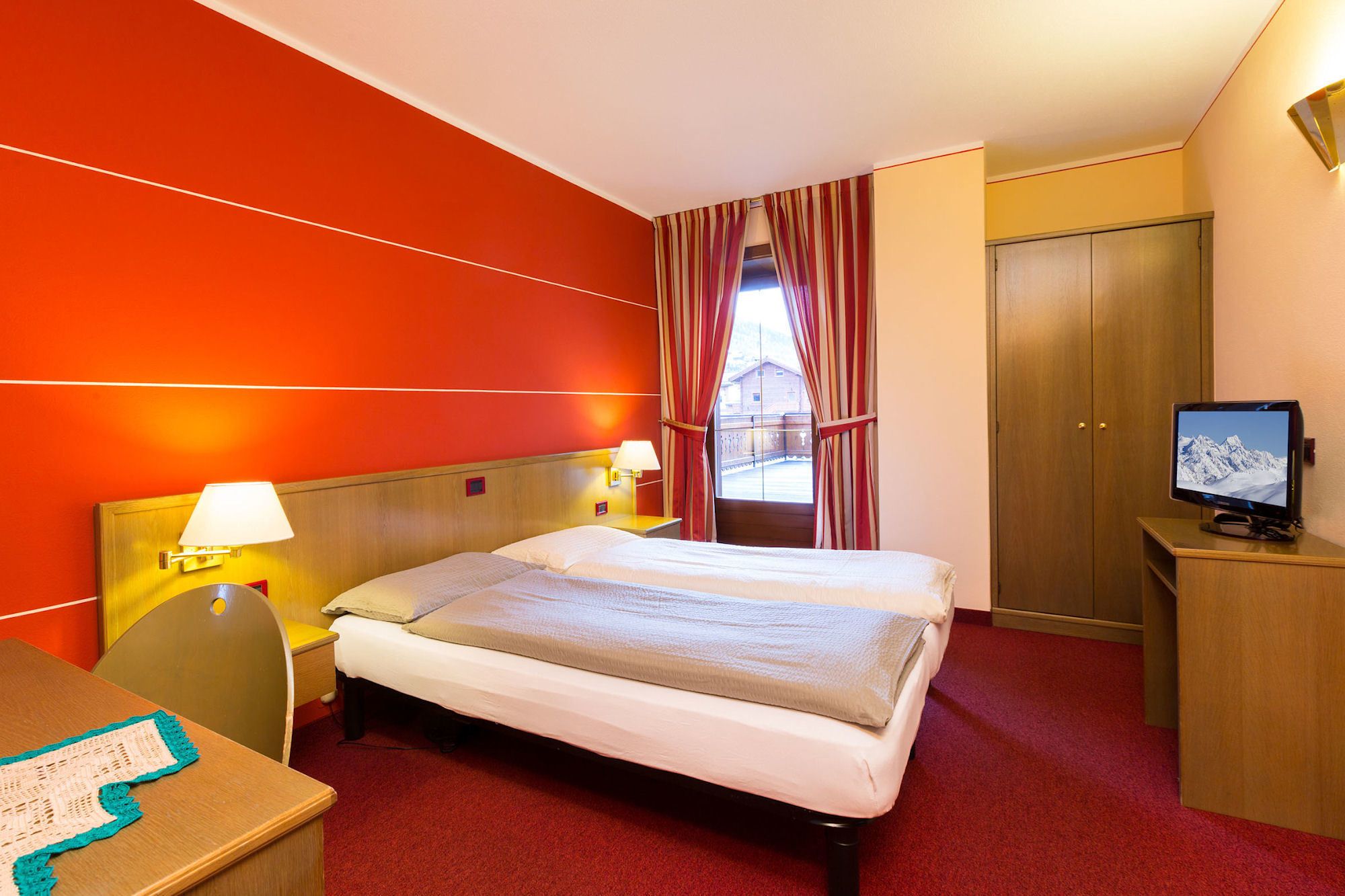 standard double room | in-room safe, desk, free wifi