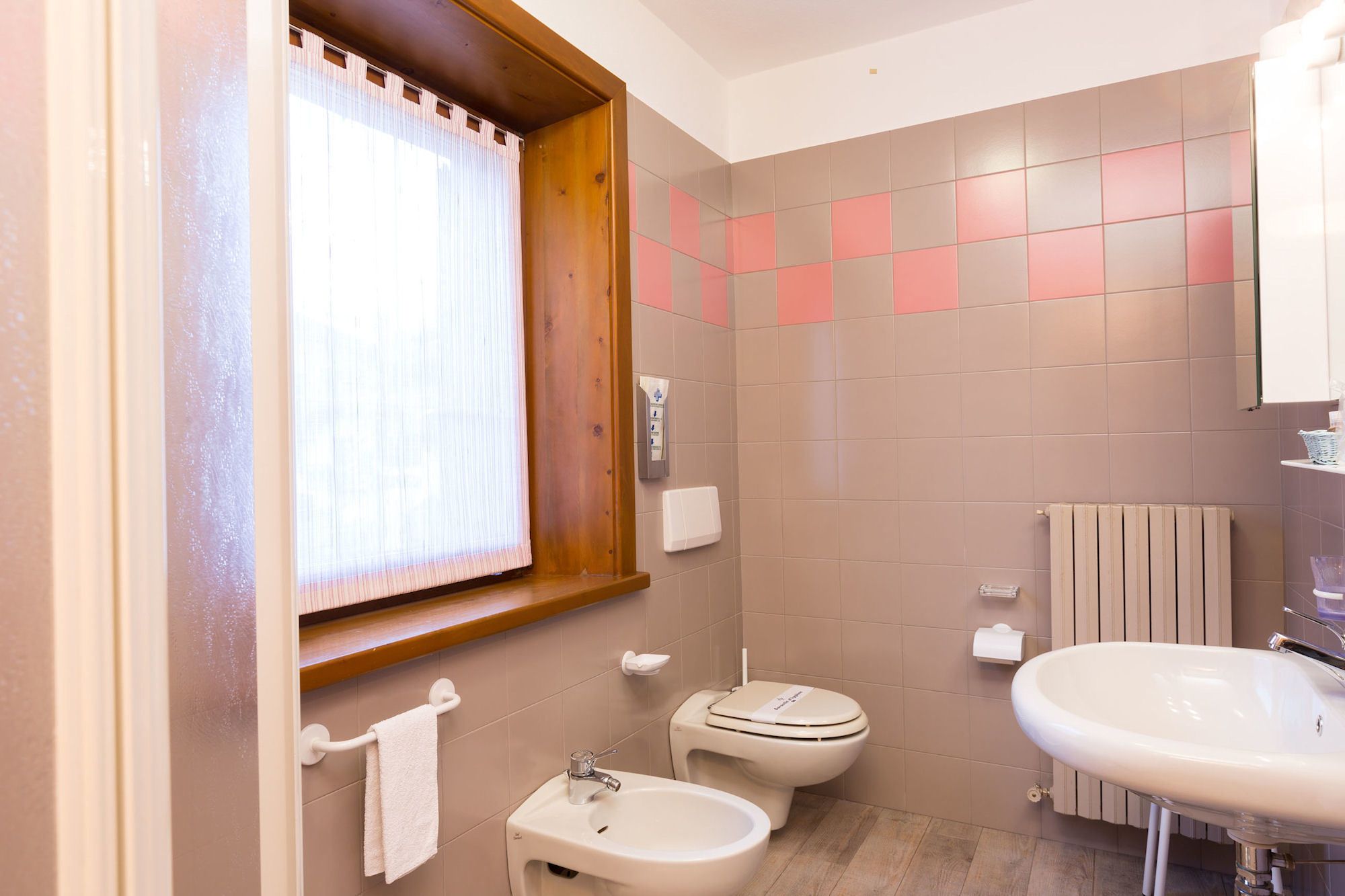 shower, rainfall showerhead, free toiletries, hair dryer