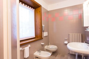 Shower, rainfall showerhead, free toiletries, hair dryer - Krone (Livigno)