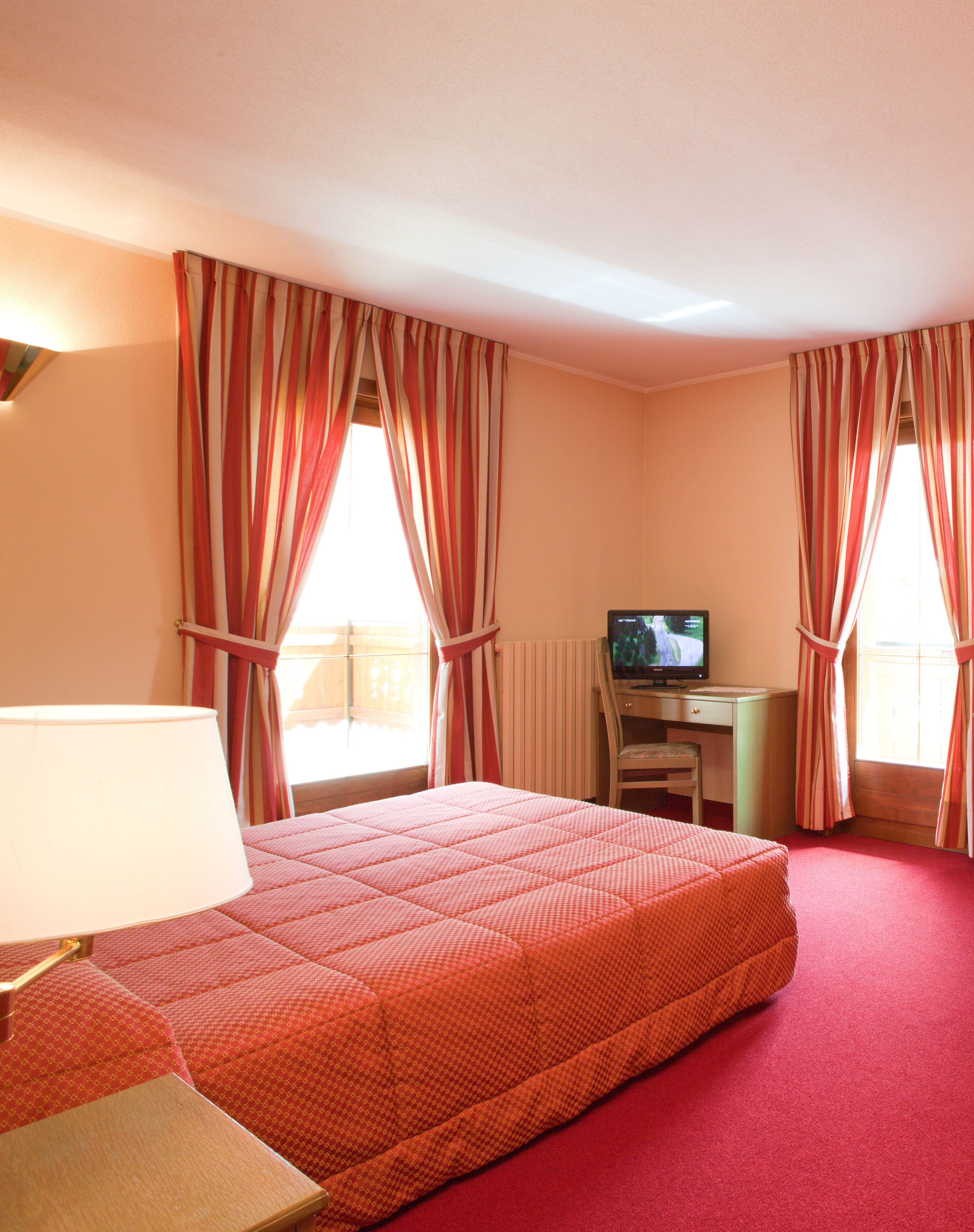 in-room safe, desk, free wifi