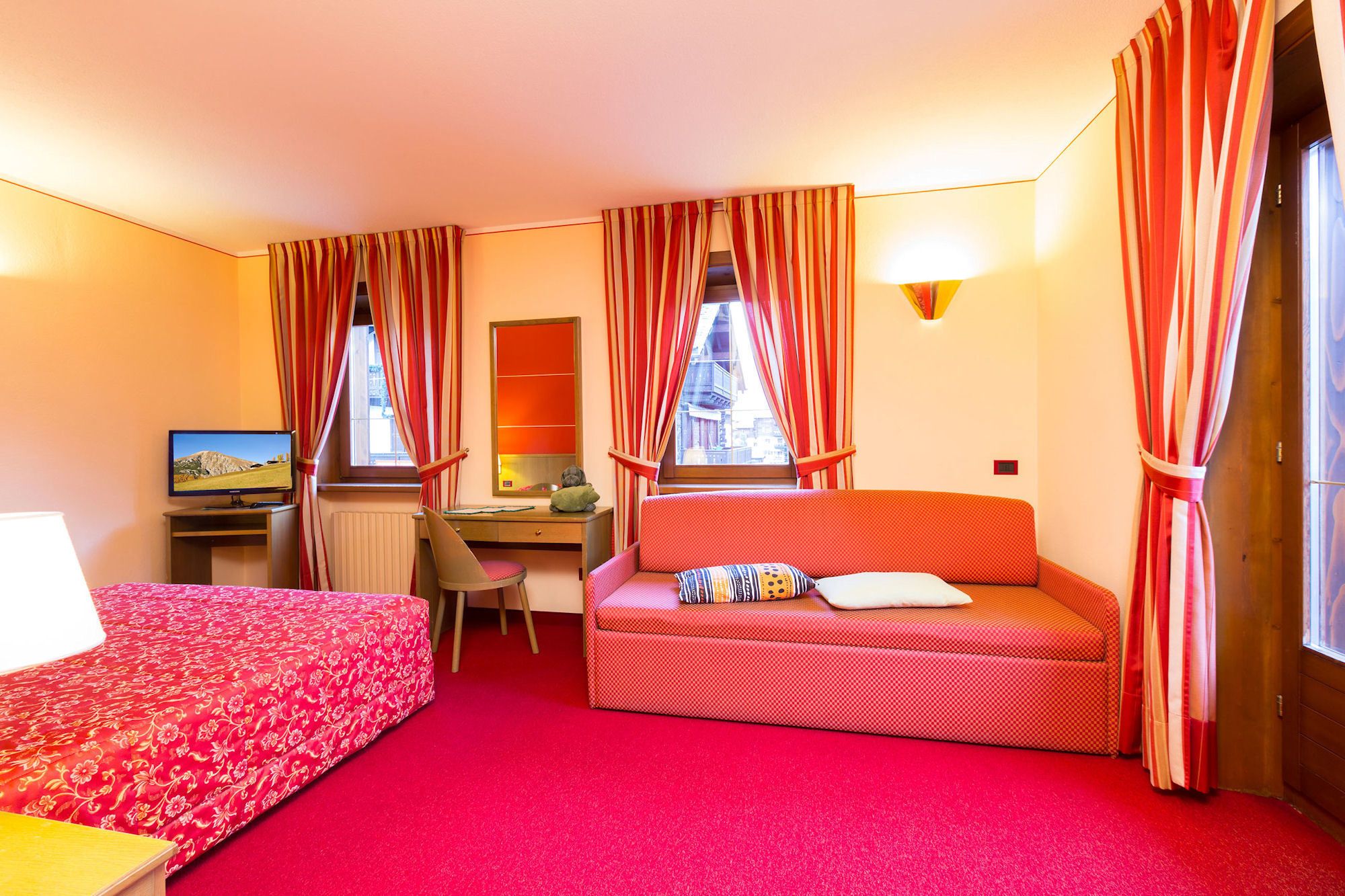 in-room safe, desk, free wifi