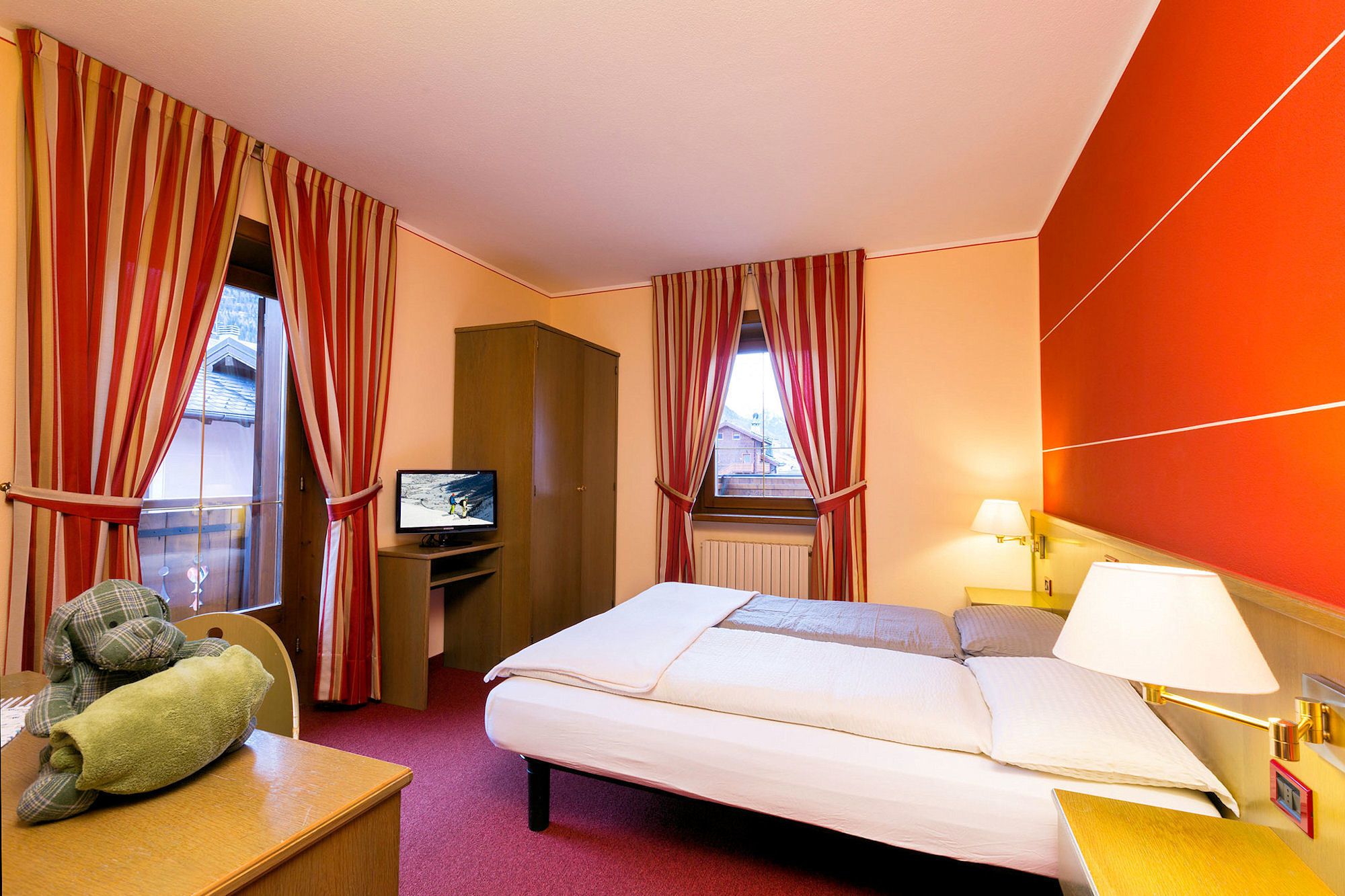 standard double room | in-room safe, desk, free wifi