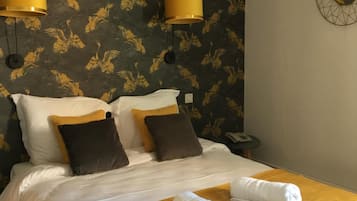 Trang trí khác biệt, trang bị nội thất với thiết kế riêng biệt, bàn