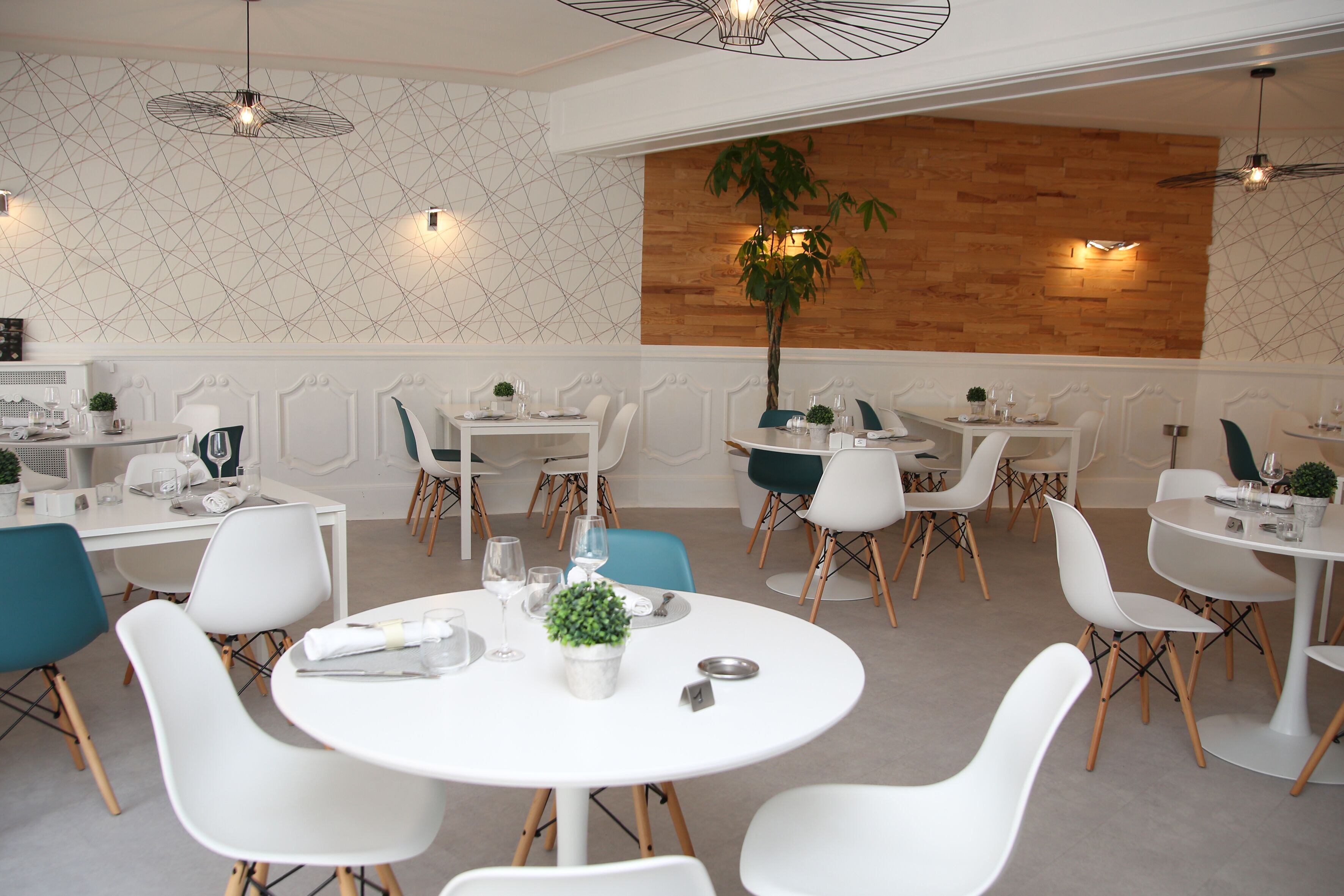 Déjeuner et dîner servis sur place, spécialités Cuisine française