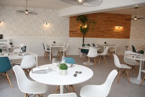 Lunch and dinner served, French cuisine - Aux Vendanges de Bourgogne (Paray-le-Monial)