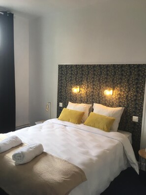 Individually decorated, individually furnished, desk, laptop workspace - Aux Vendanges de Bourgogne (Paray-le-Monial)