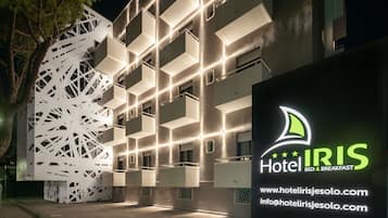 Overnatningsstedets facade – aften/nat