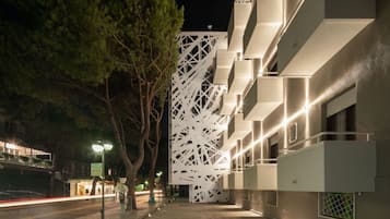 Fassade der Unterkunft – Abend/Nacht
