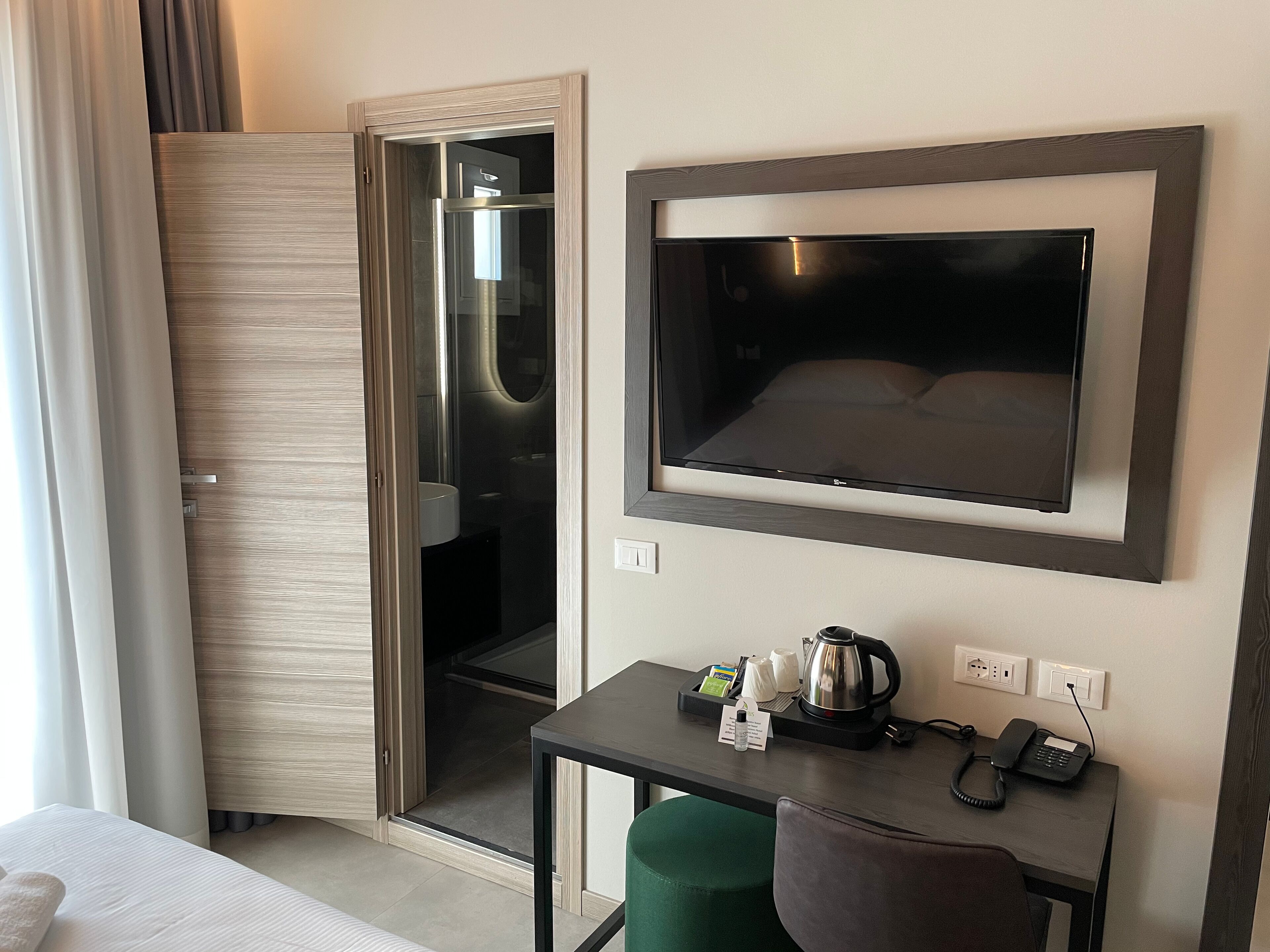 superior room | 1 bedroom, minibar, in-room safe, desk