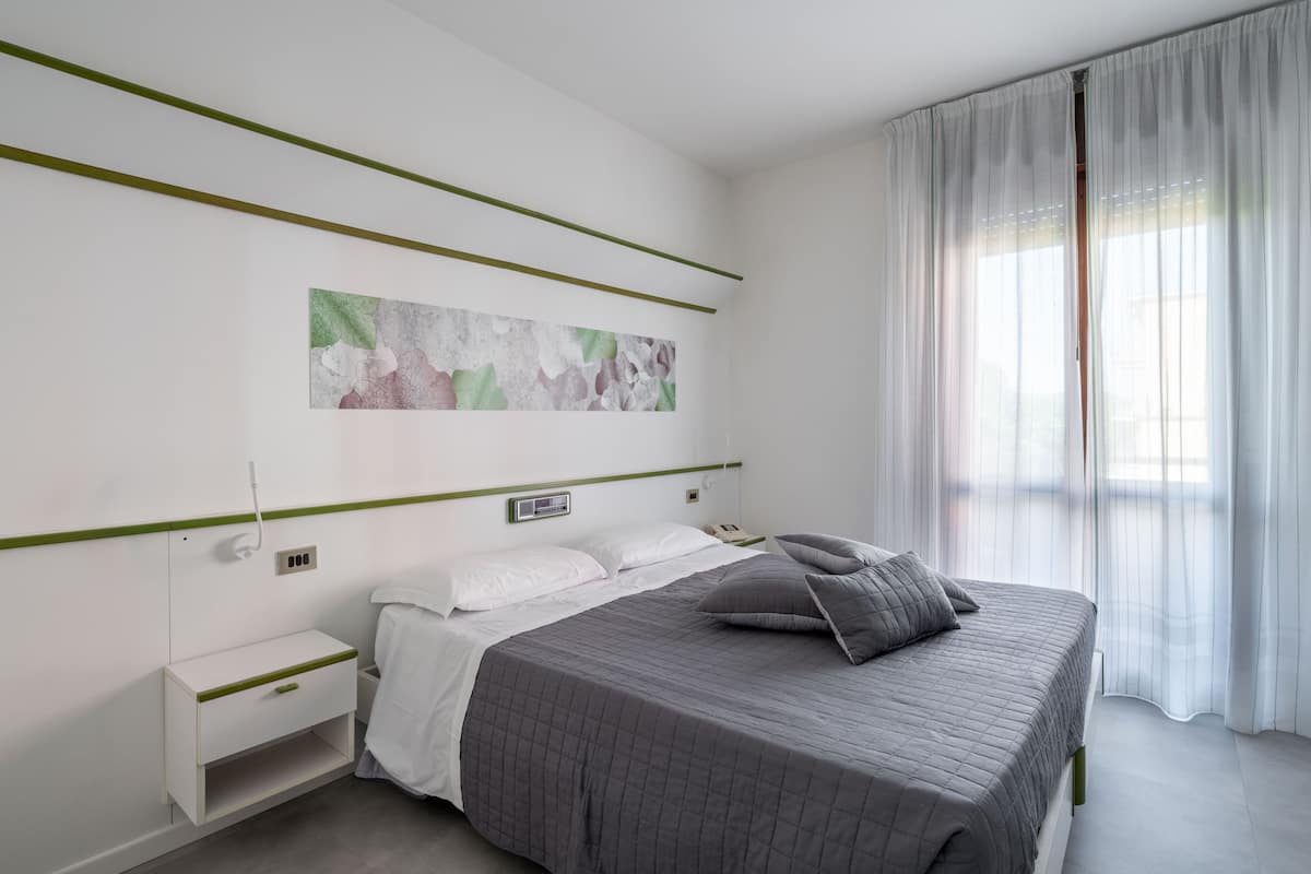 Basic Double Room, 1 Double Bed, Balcony | Minibar, in-room safe, WiFi (free), bed sheets