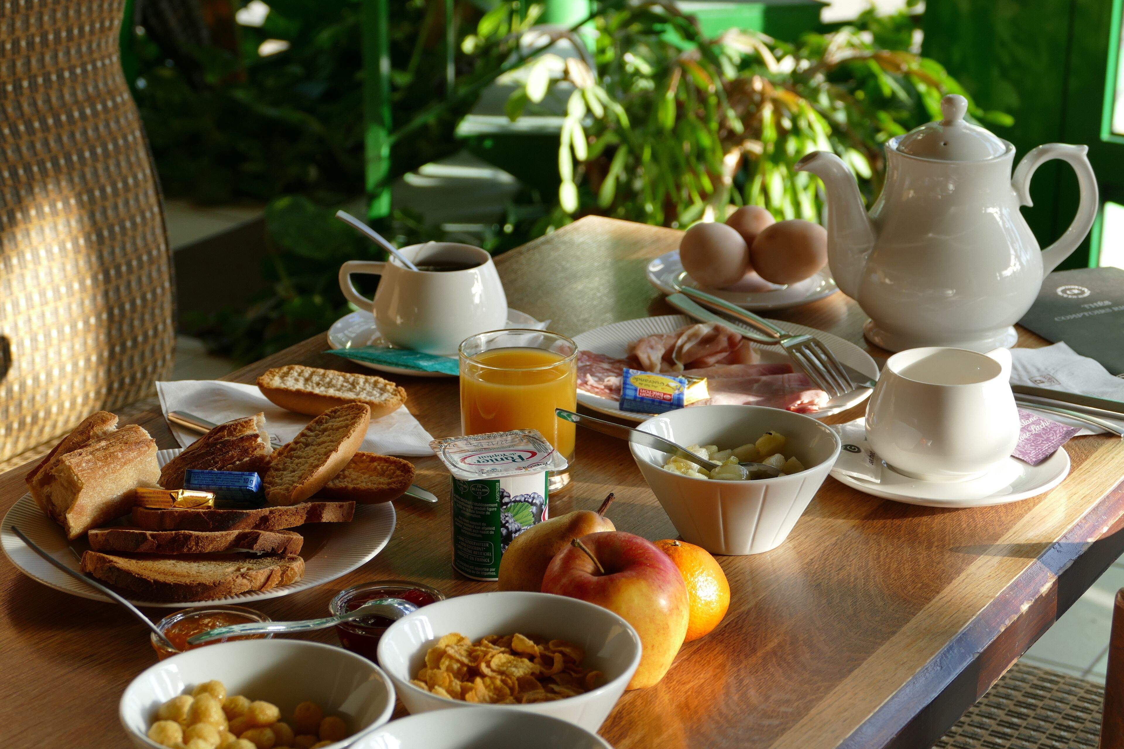 daily buffet breakfast for a fee