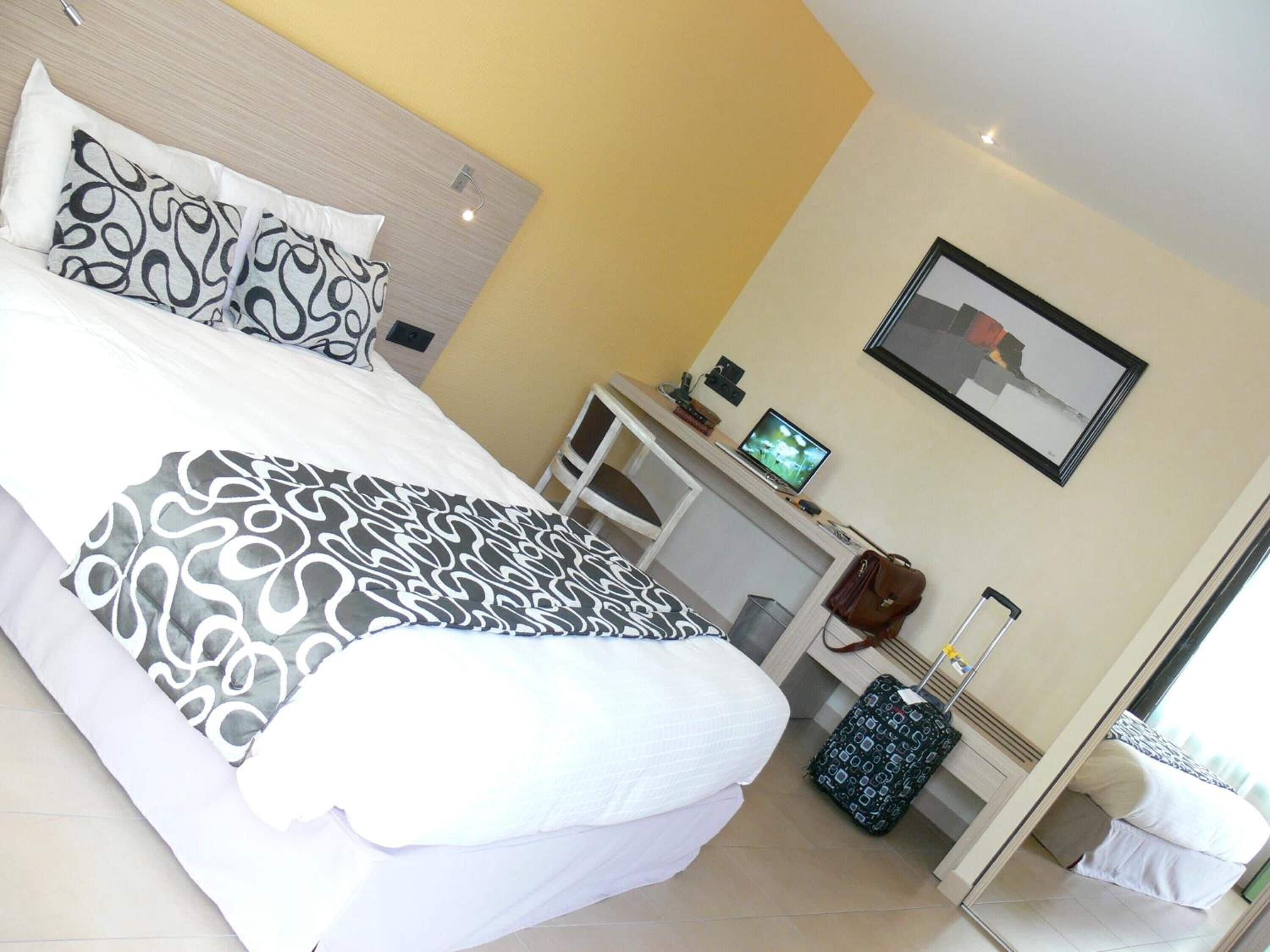 Een bureau, verduisterende gordijnen, gratis extra bedden, gratis wifi