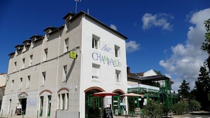 A building with a sign reading "Hotel CHAMPALU." - Le Champalud (Orée d'Anjou)
