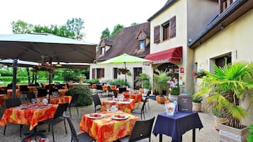 Daily buffet breakfast (EUR 12 per person)