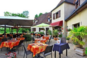 Daily buffet breakfast (EUR 12 per person)