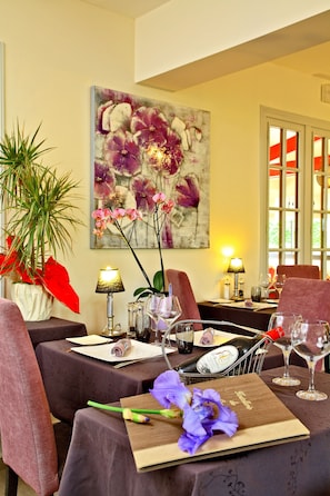 Se sirven desayunos, comidas y cocina francesa con vista al jardín