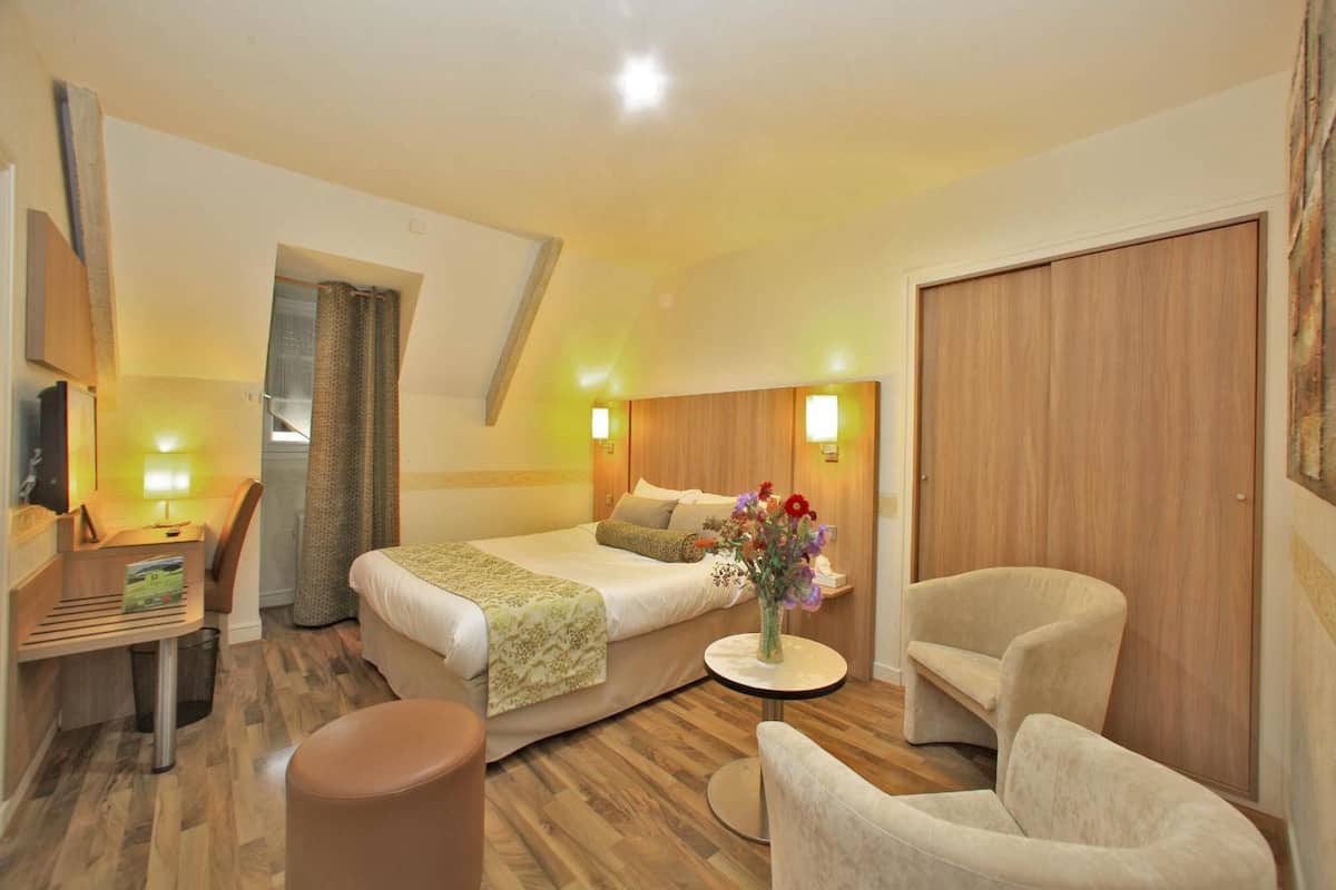 Chambre Confort double | Coffre-fort, décor unique, ameublement unique, bureau