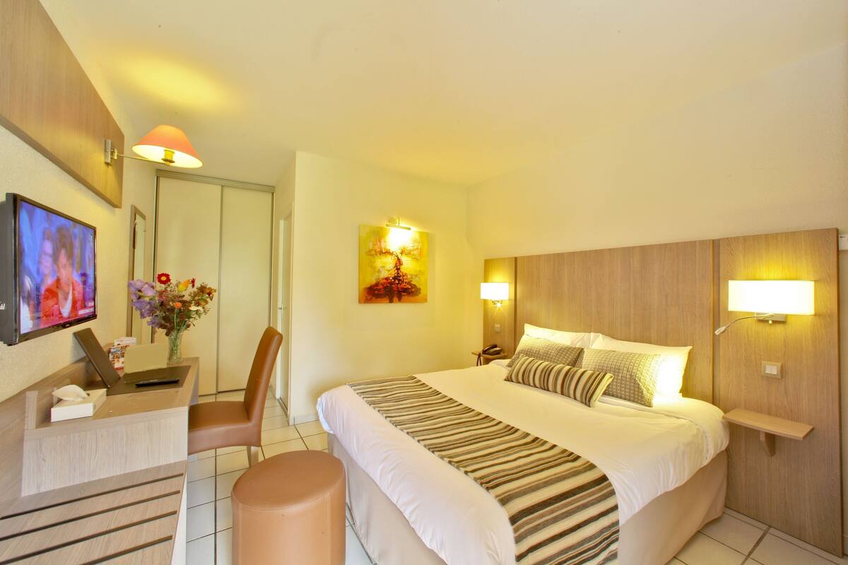 In-room safe, desk, blackout drapes, soundproofing