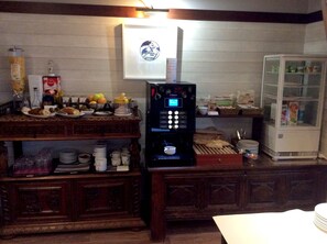 Daily continental breakfast (EUR 11.50 per person)