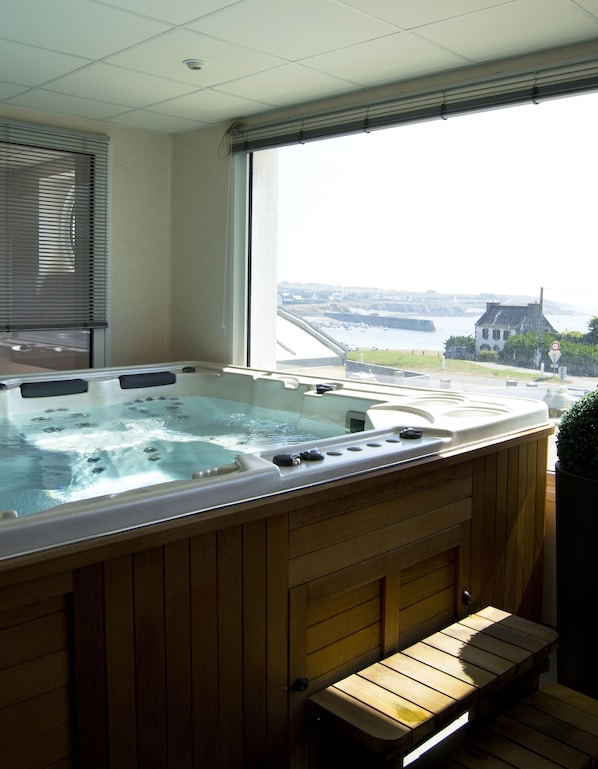 Indoor spa tub