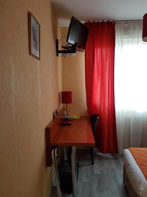 Escritorio, wifi gratis, ropa de cama y acceso para silla de ruedas 