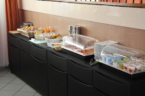 Petit déjeuner continental (7.50 EUR par personne)