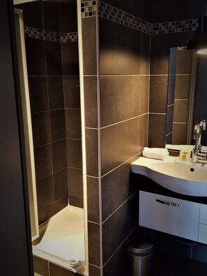 Habitación doble superior | Baño | Regadera, regadera con hidromasaje, amenidades de baño gratuitas 