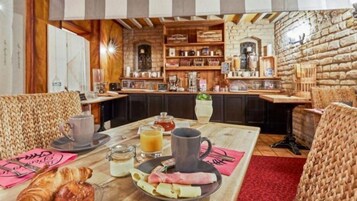 每日供应欧陆式早餐（每人 EUR 14）