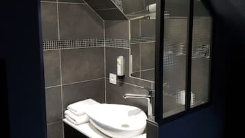 Double Room | Bathroom | Shower, hydromassage showerhead, free toiletries, hair dryer