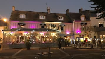 Façade de l’hébergement - soirée/nuit