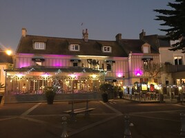 住宿正面 - 傍晚/夜晚