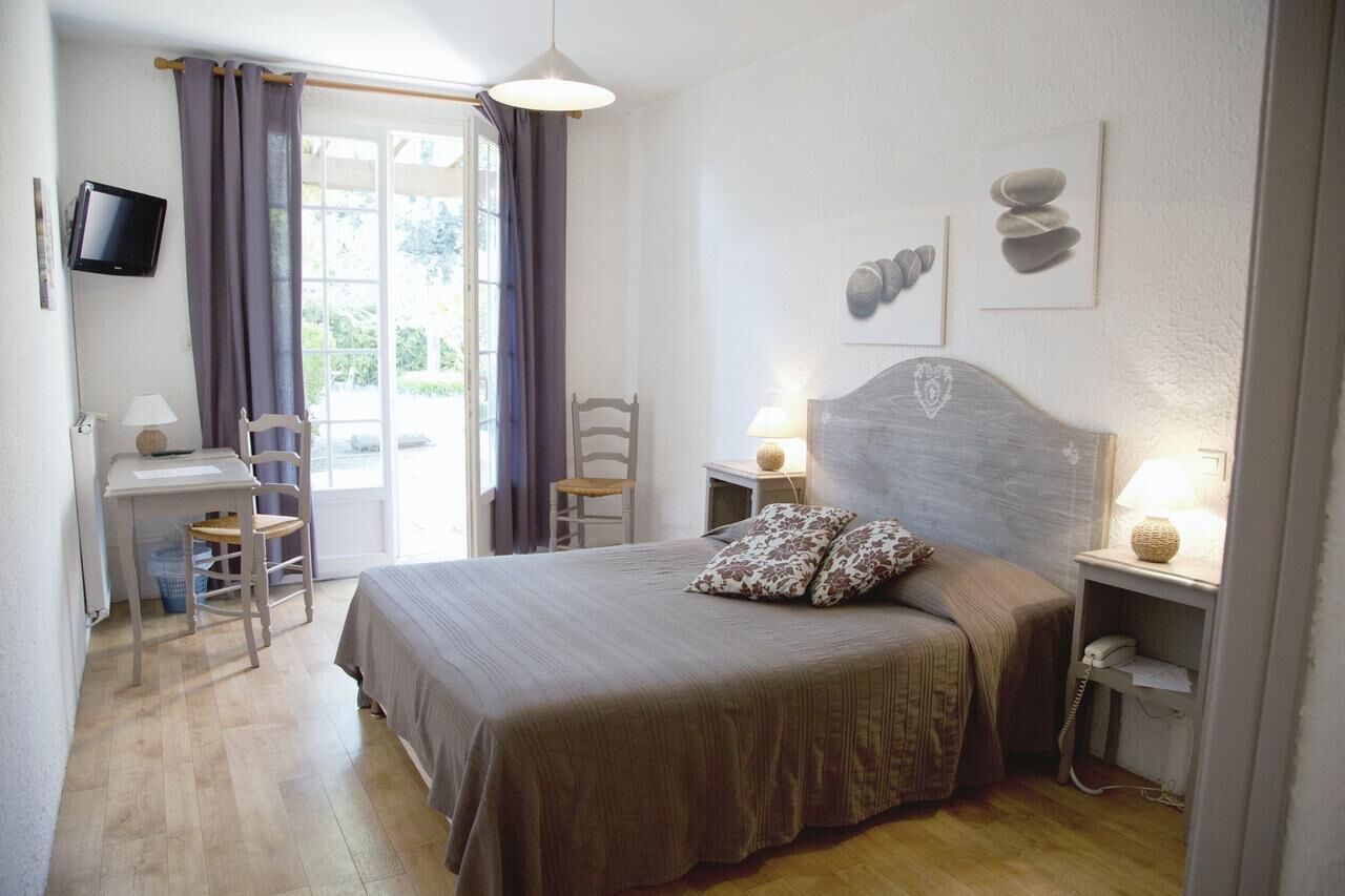Luxe beddengoed, pillowtop-bedden, een bureau, verduisterende gordijnen