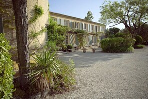 Property grounds - Castel Mouisson (Barbentane)