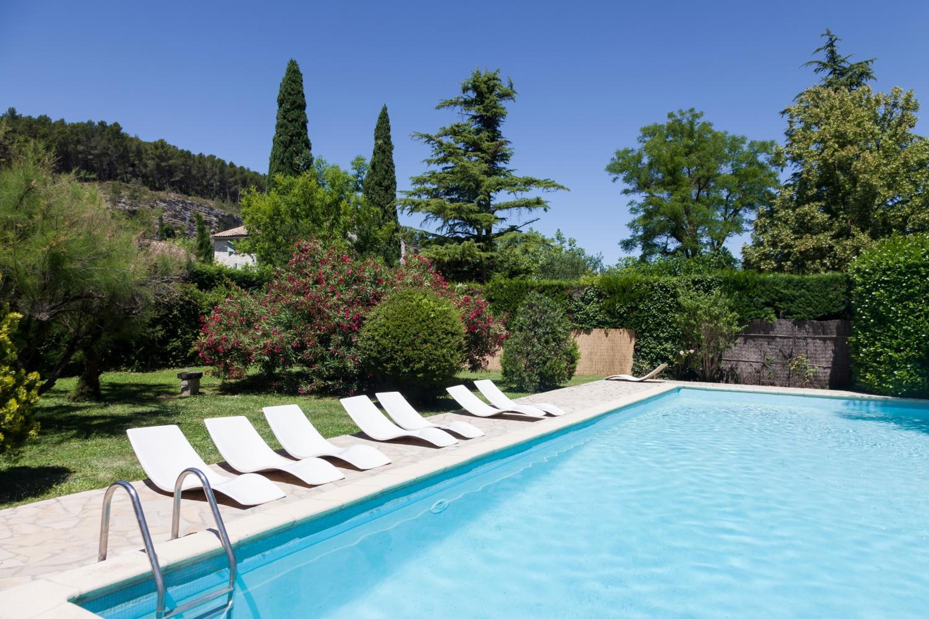 Außenpool (je nach Saison geöffnet), Liegestühle