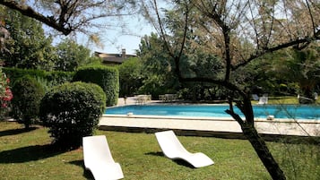 Alberca al aire libre por temporada y camastros