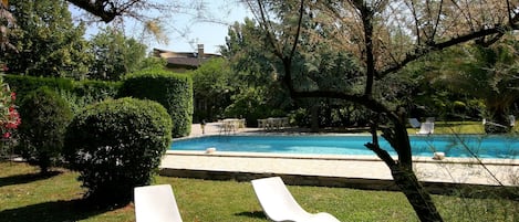 Piscine extérieure (ouverte en saison), chaises longues