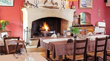 Déjeuner et dîner servis sur place, spécialités Cuisine régionale