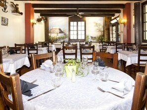 Déjeuner et dîner servis sur place